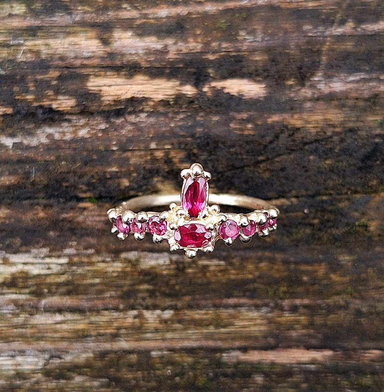 High Queen - 9k gold and ruby ring