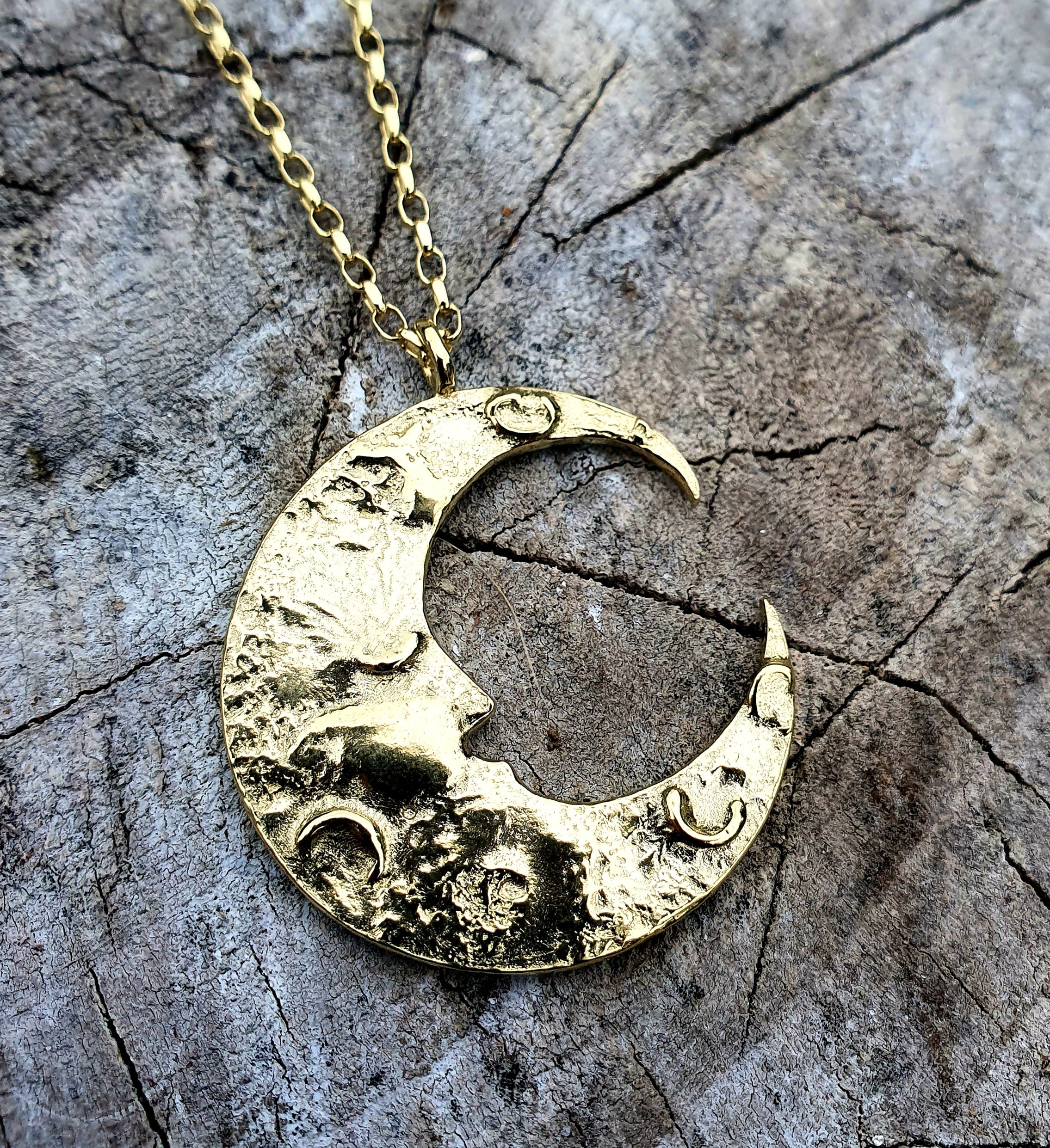 Rhiannon Resting - 9k gold moon necklace