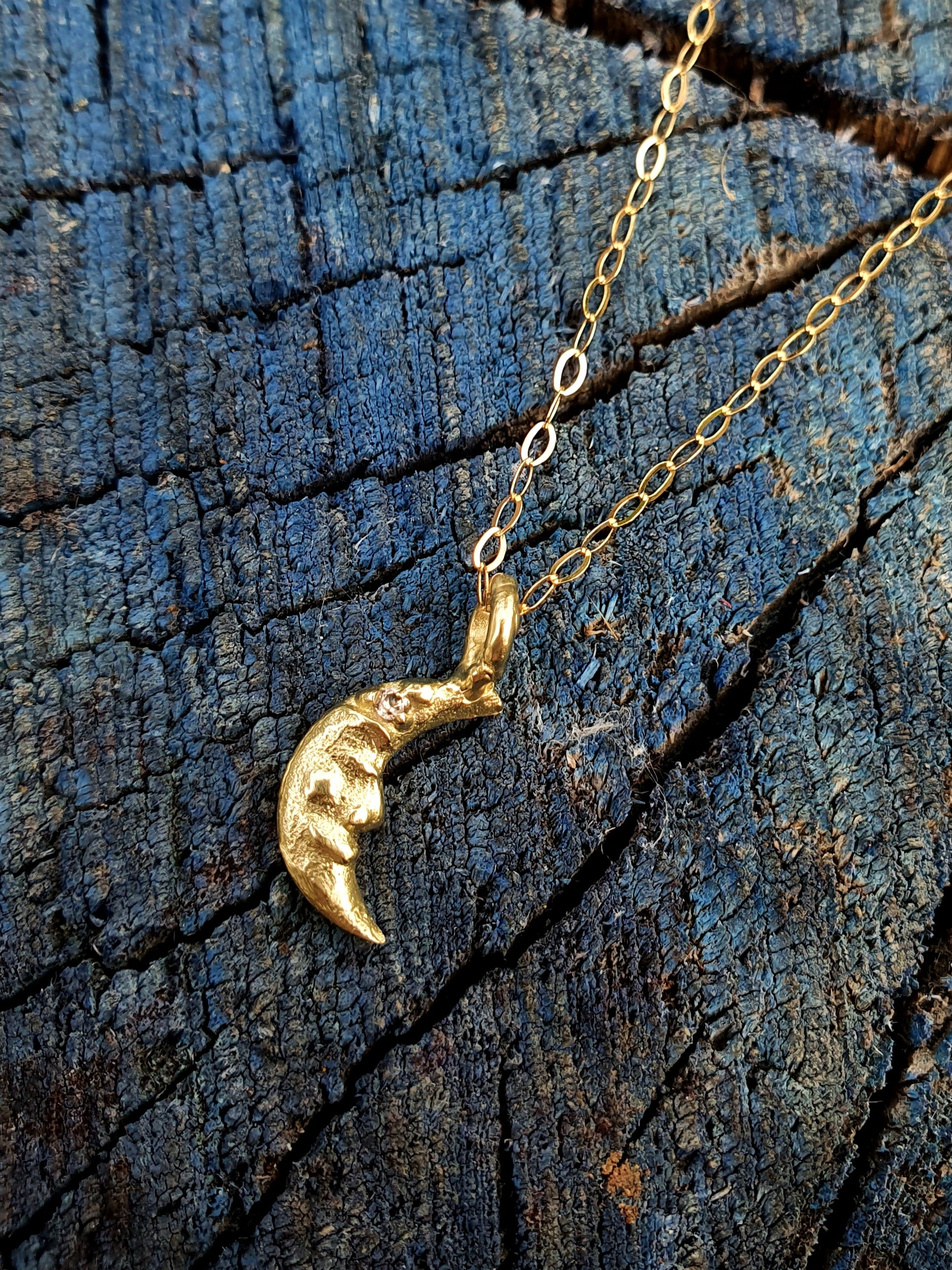 Danú - 9k sleeping moon with white sapphire